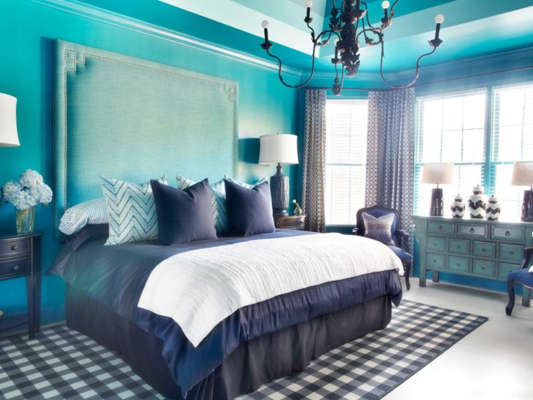 chambre à coucher lit bleu lampe tapisserie bleu