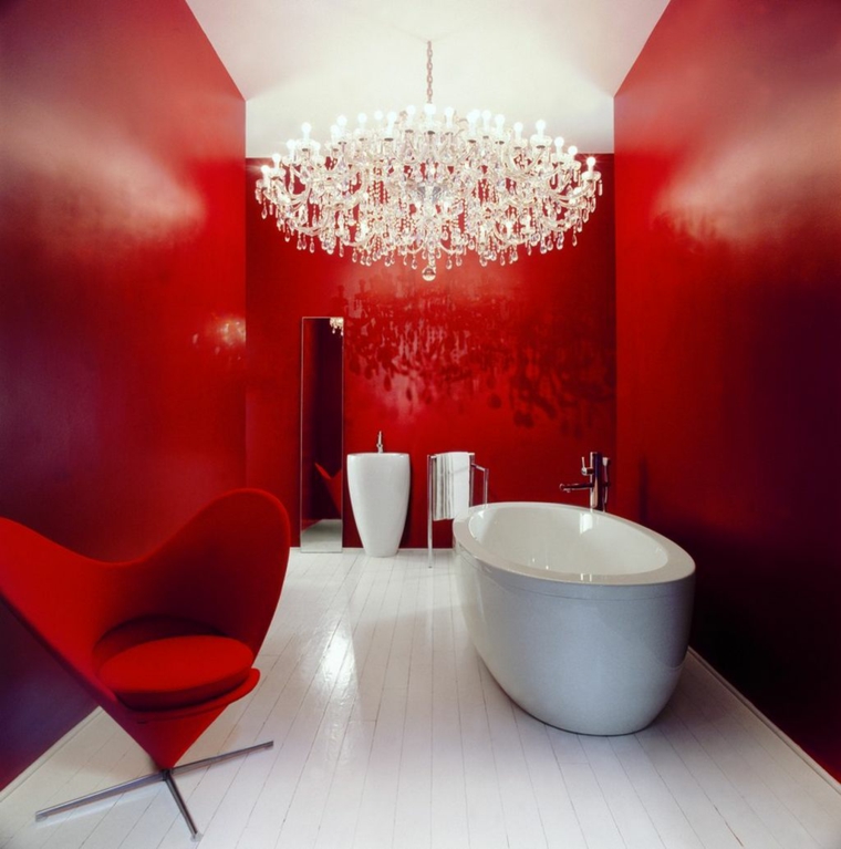 salle de bain luxueuse design baignoire luminaire suspendu fauteuil rouge 