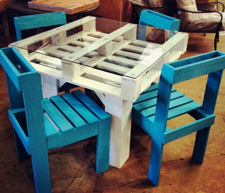 table de jardin palette chaise bleue 