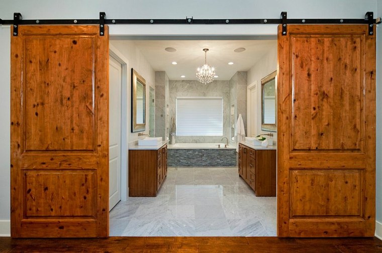 porte de grange coulissante intérieure en bois salle de bain idée luminaire