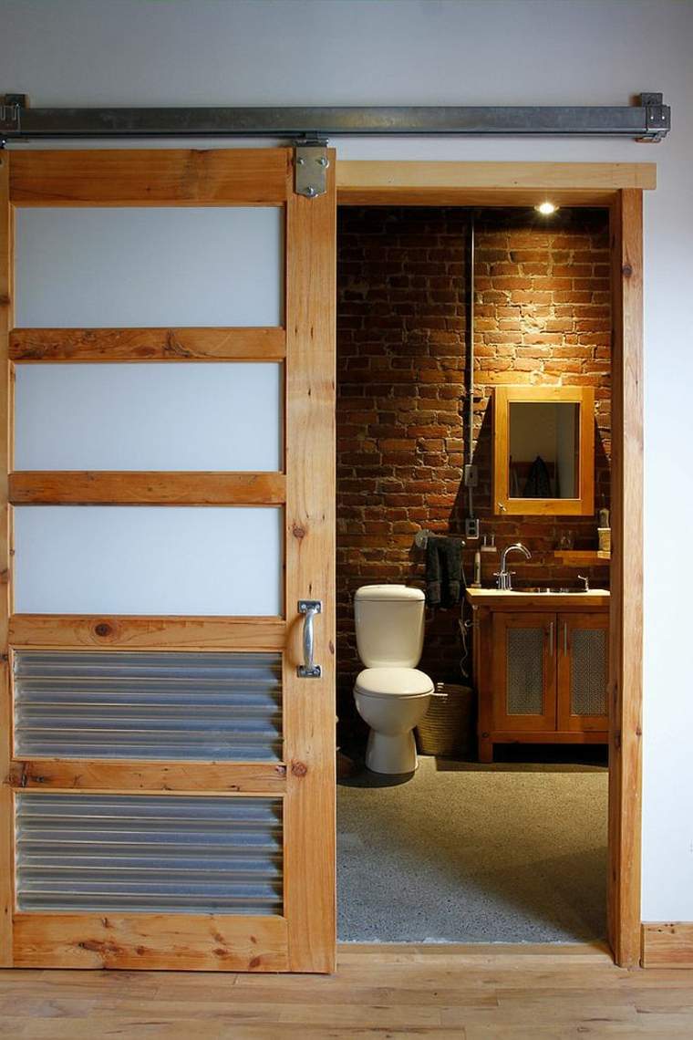 aménagement salle de bain porte bois coulissante style rustique
