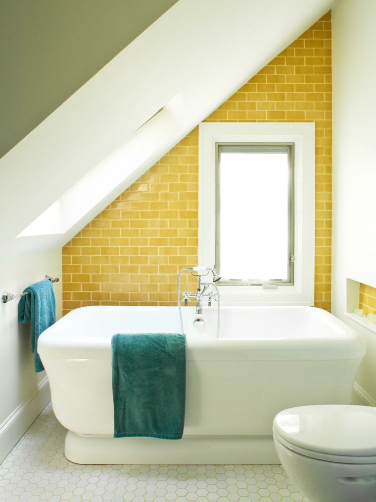 idée carrelage salle de bain jaune baignoire serviette bleu toilettes déco