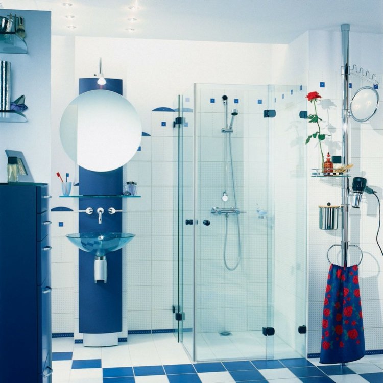salle de bain colorée bleu blanc