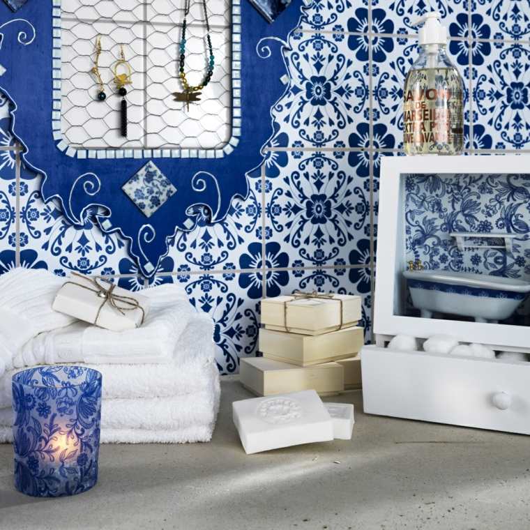 décorations en bleu et blanc pour salles de bains méditerranée