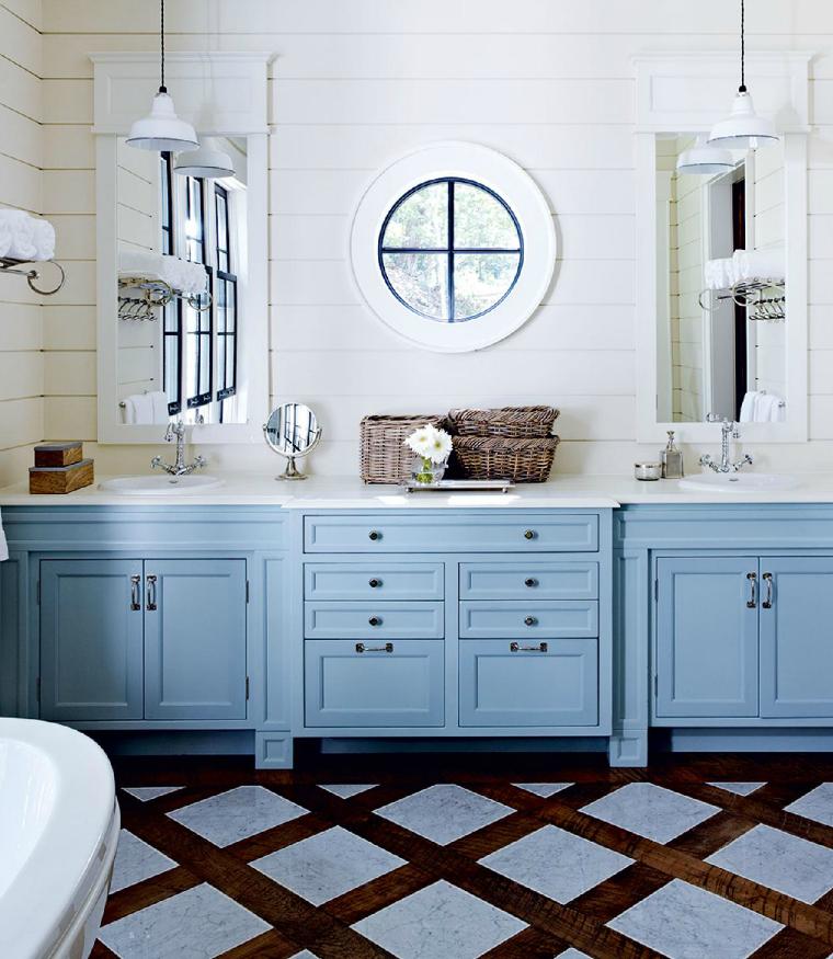 décor de salle de bain avec bois mobilier bleu blanc