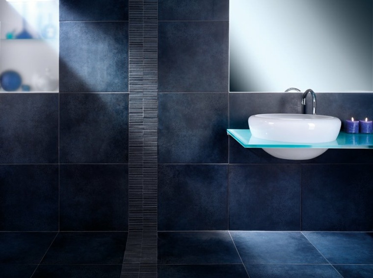idée carrelage salle de bain bleu foncé idée aménagement lavabo 