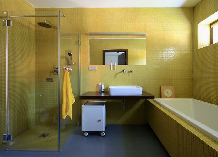 salle de bain design jaune violet 