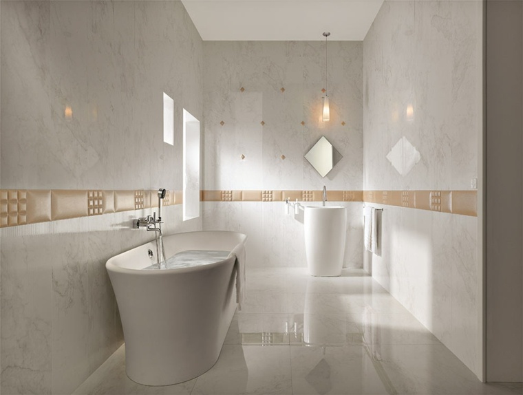 carrelage blanc salle de bain baignoire idée aménagement miroir lavabo