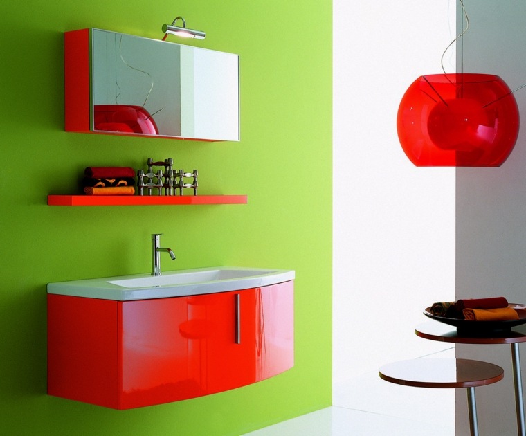 aménager salle de bain couleur idée peinture verte luminaire rouge design meuble 