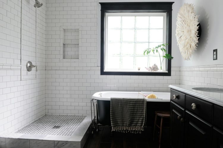 salle de bain noir et blanc retro