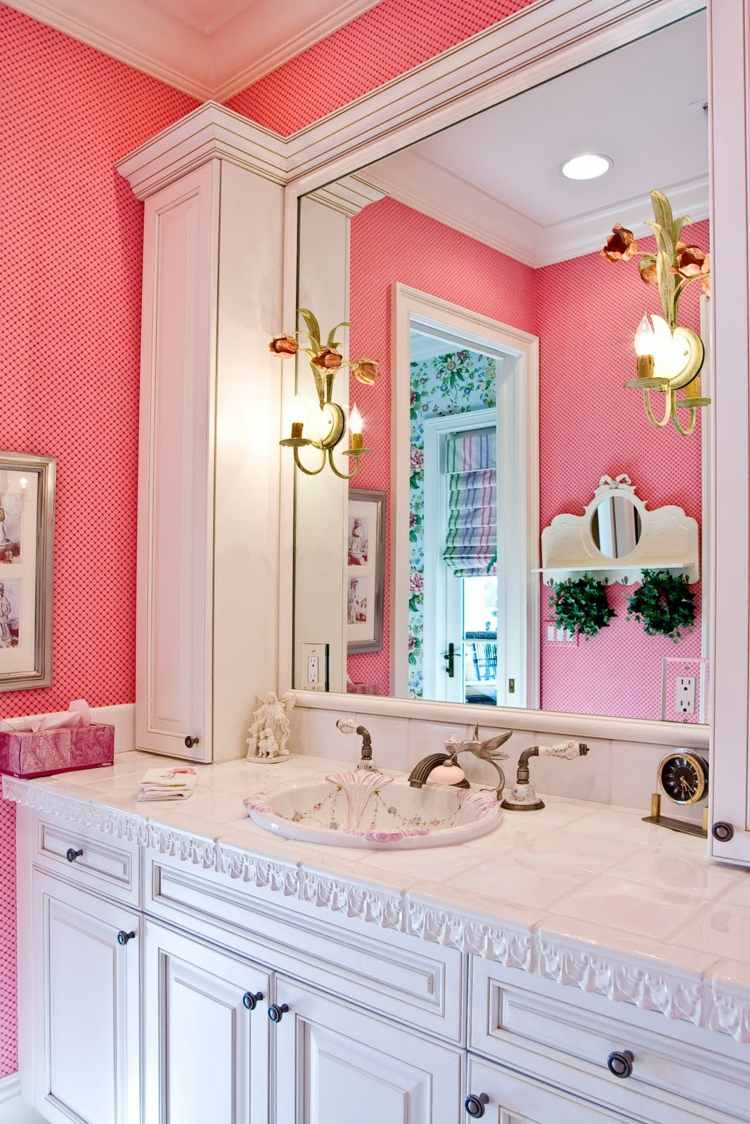 salle de bain rétro blanc rose