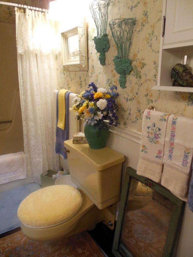 salle de bain retro papier peint floral