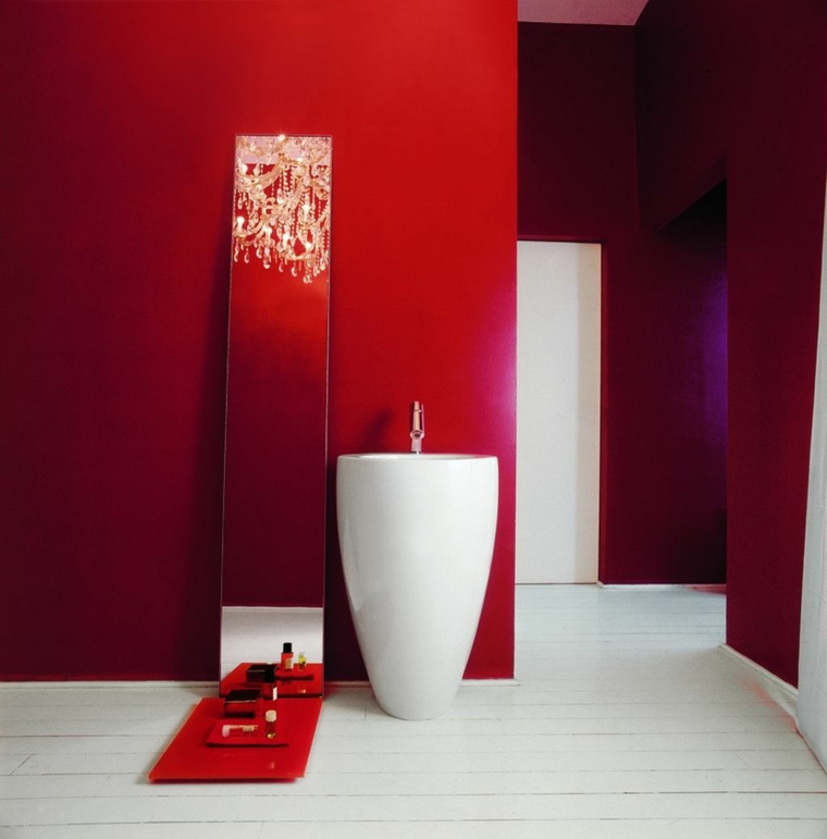 aménager salle de bain mur rouge lavabo blanc parquet blanc miroir