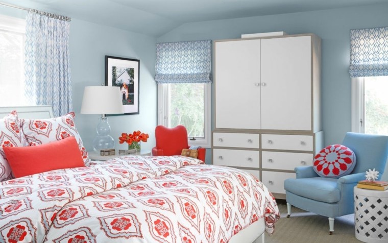 chambre à coucher tapisserie blanche à motif coussin rouge tableau design fauteuil bleu