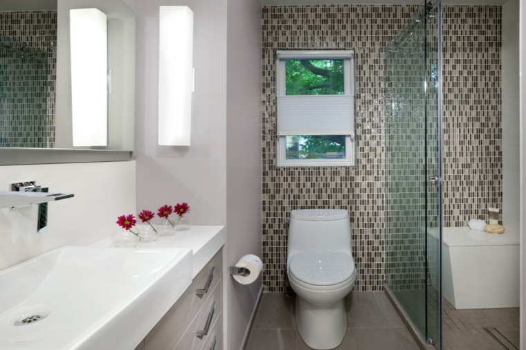 aménagement salle de bain toilette fenêtre design cabine de douche miroir 