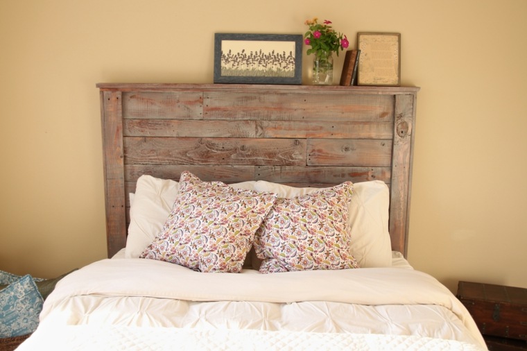 tête de lit en bois avec étagère