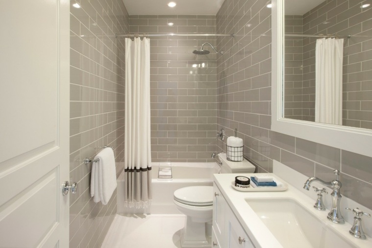 salle de bain moderne baignoire lavabo rideaux douche cabine carrelage gris serviette miroir