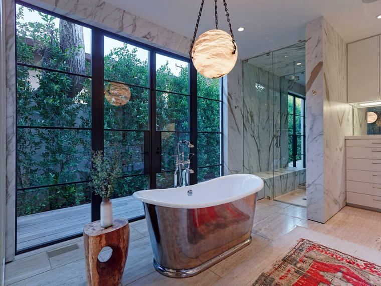 salle de bain contemporaine déco idée meuble baignoire design kayneehrlich residence standard