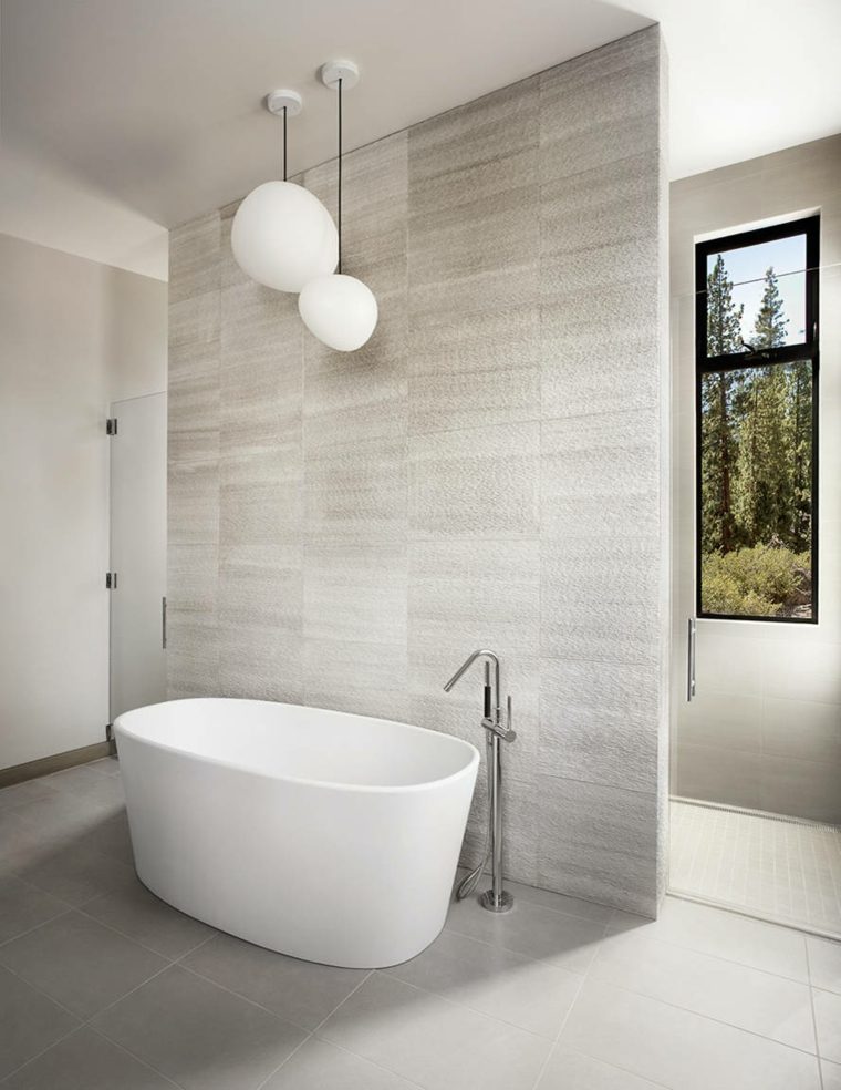 salle de bain contemporaine design lampe suspendu baignoire déco idée 