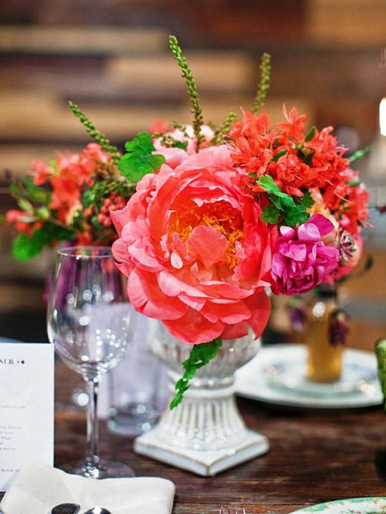table de fête idée décoration fleurs rouges roses 