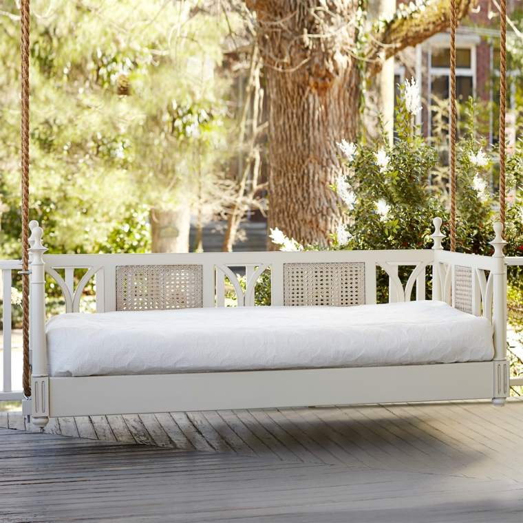 canapés lits balancoires suspendus blanc terrasse