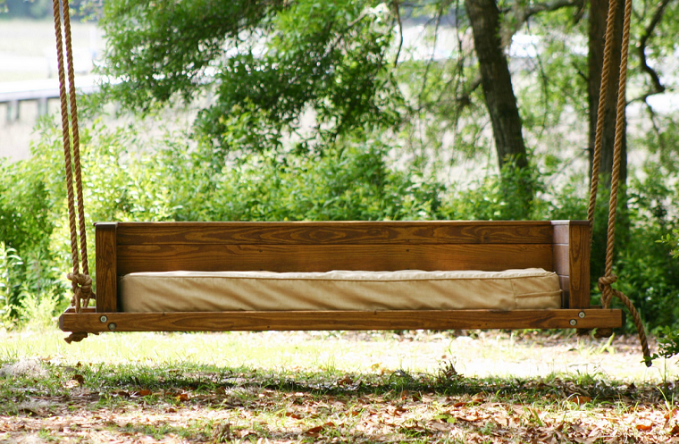 canapés lits suspendus balancoire bois jardin déco