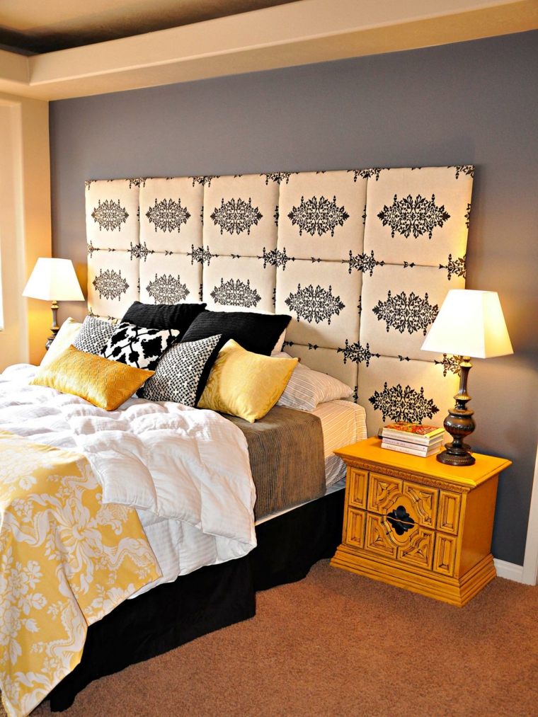 idée tête de lit aménagement chambre noir et blanc table de chevet bois jaune