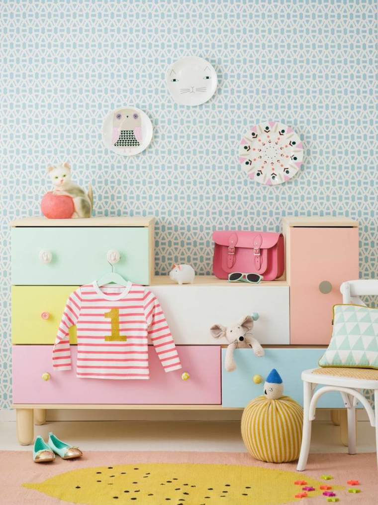 chambre pour enfant commode bois tiroirs rose jaune papier peint déco murale tapis de sol rose 