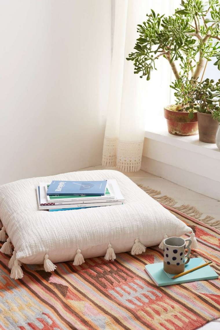 Décoration tendance coussin blanc moderne tapis de sol pompom plante