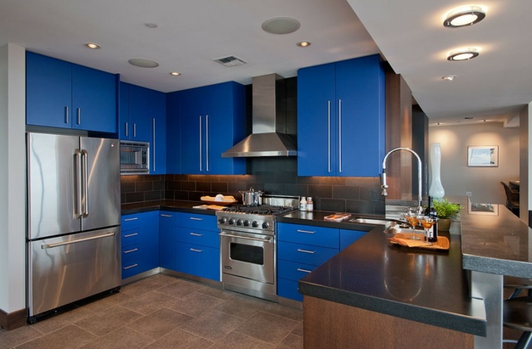 idée couleur cuisine meuble de cuisine bleu îlot central noir évier 