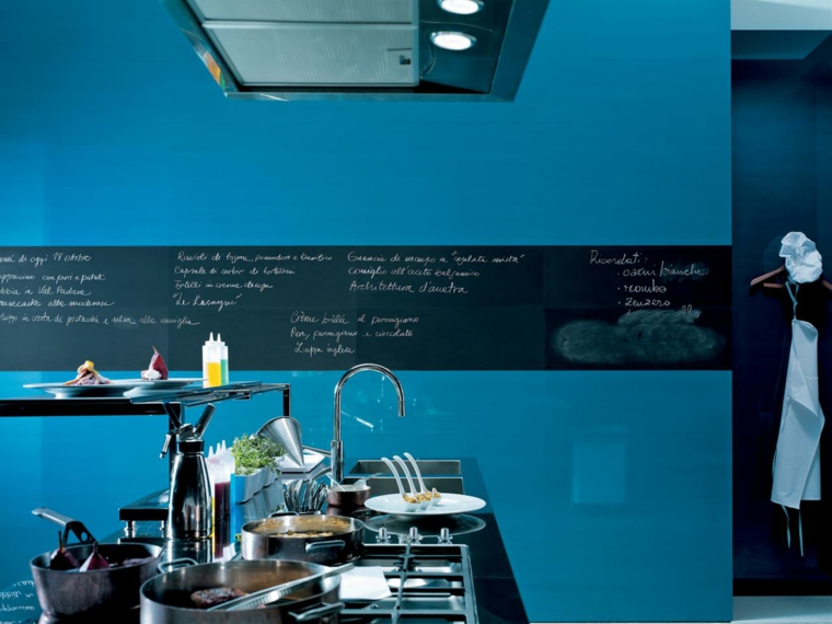 bleu pastel idée couleur cuisine moderne îlot central acier inox