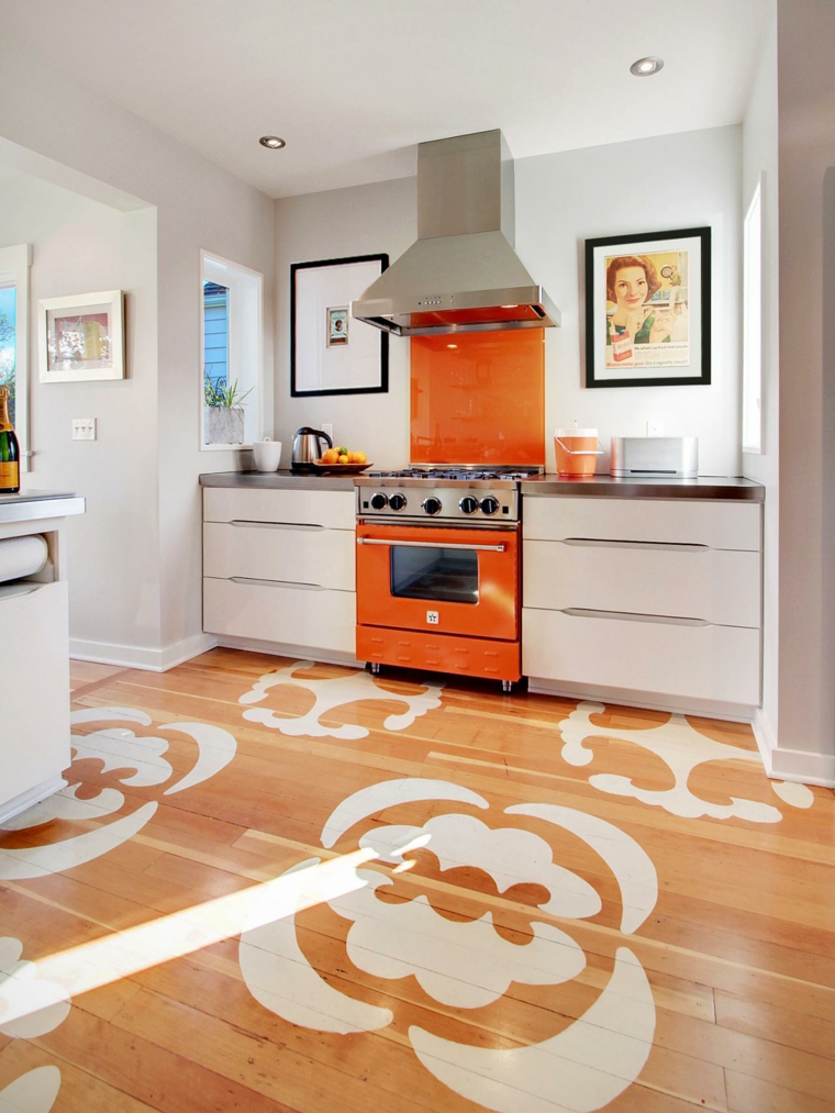 cuisine orange décoration murale hotte aspirante parquet bois mobilier de cuisine blanc