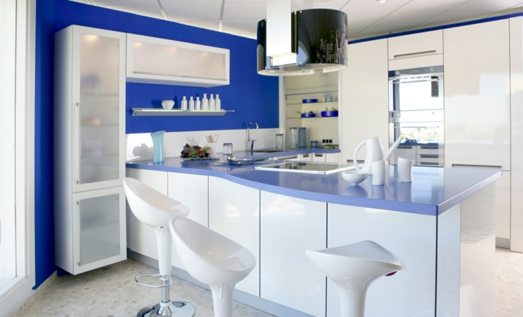 cuisine bleue blanche îlot central idée couleur cuisine moderne hotte aspirante