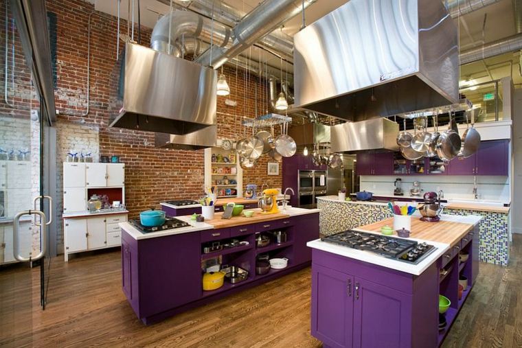cuisine industrielle îlot central hotte aspirante violette