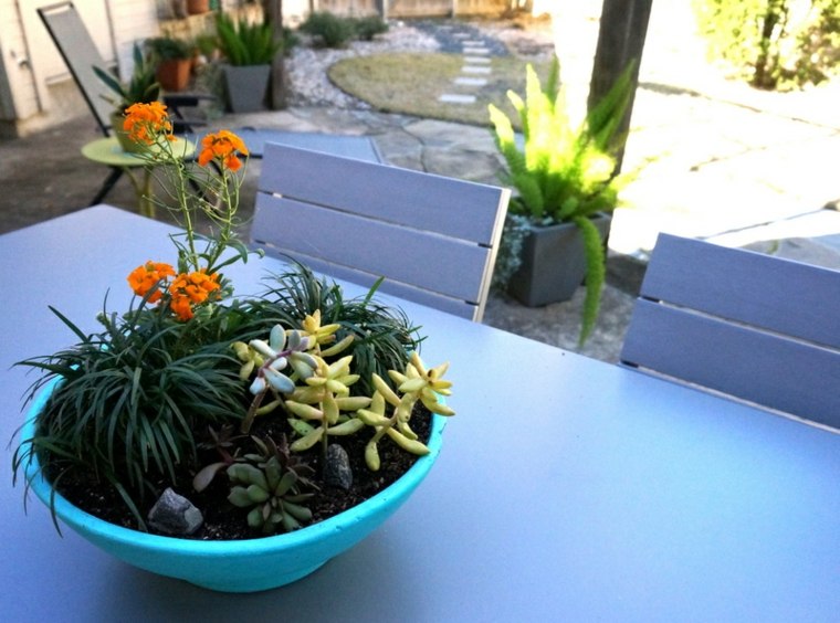 jardins et plante idée déco table à manger fleurs pot de fleur bleu table