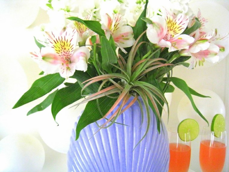 fête table idée déco fleurs vase bleue