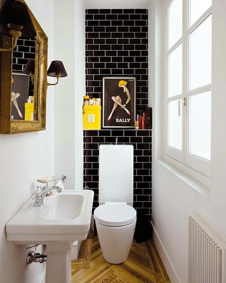 toilette idée déco miroir cadre original jaune carrelage noir parquet sol 