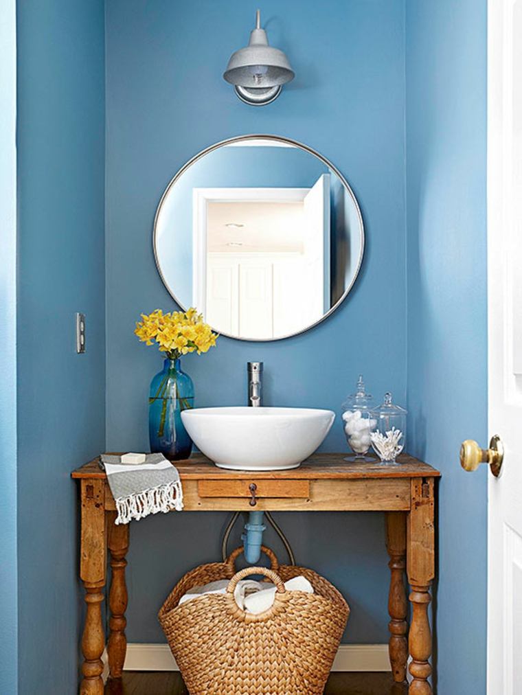 wc couleur idée décoration miroir bouquet de fleurs jaune meuble en bois murs bleus 