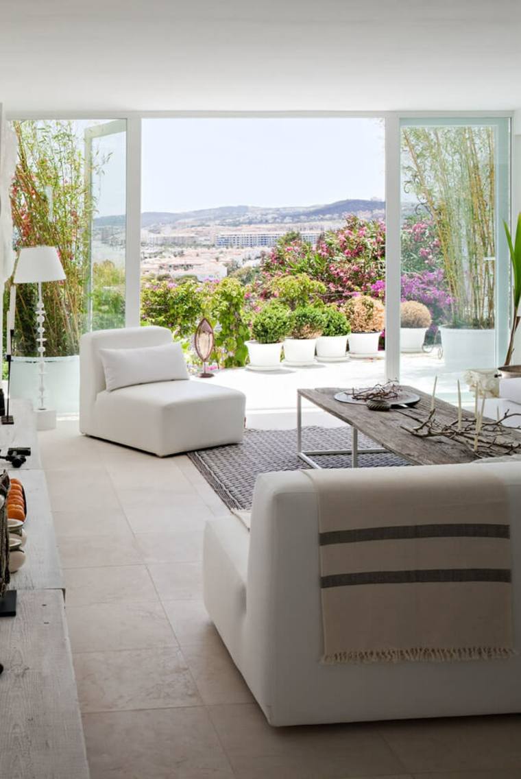 déco salon idée intérieur canapé blanc tapis de sol table basse en bois plantes fleurs 