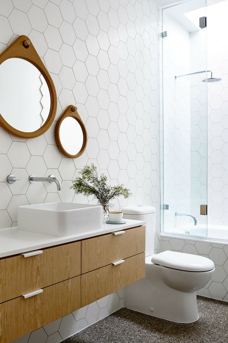 décoration de salle de bain moderne avec des meubles en bois