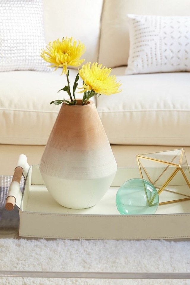 vase fleurs idée plateau bois blanc canapé blanc 