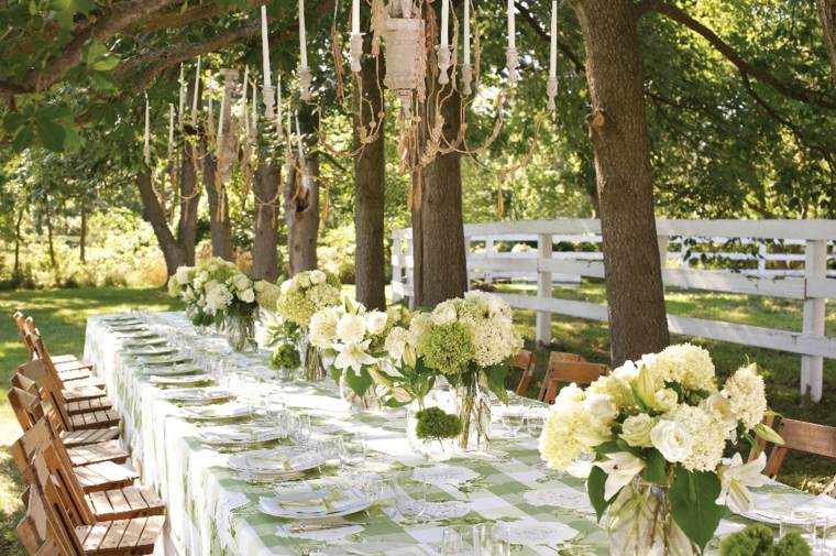 tables d'anniversaire décoration élégante pour fête jardin