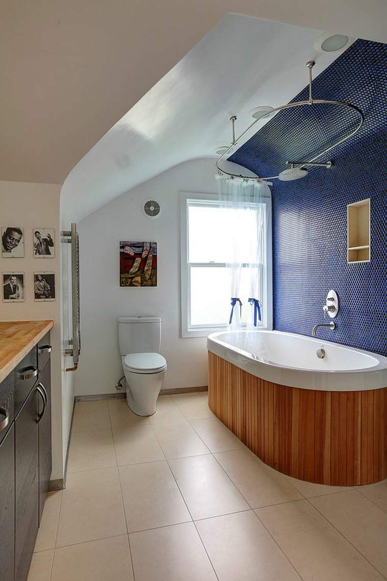 décorer sa salle de bain idée baignoire bois carrelage bleu toilettes composition de cadres 