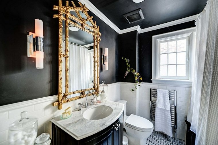 décorer toilettes idée miroir bois rideau blanc marbre intérieur noir luminaire mural