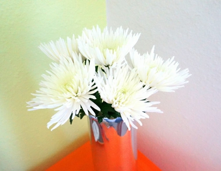 table de fête déco idée fleurs vase fleurs blanches 