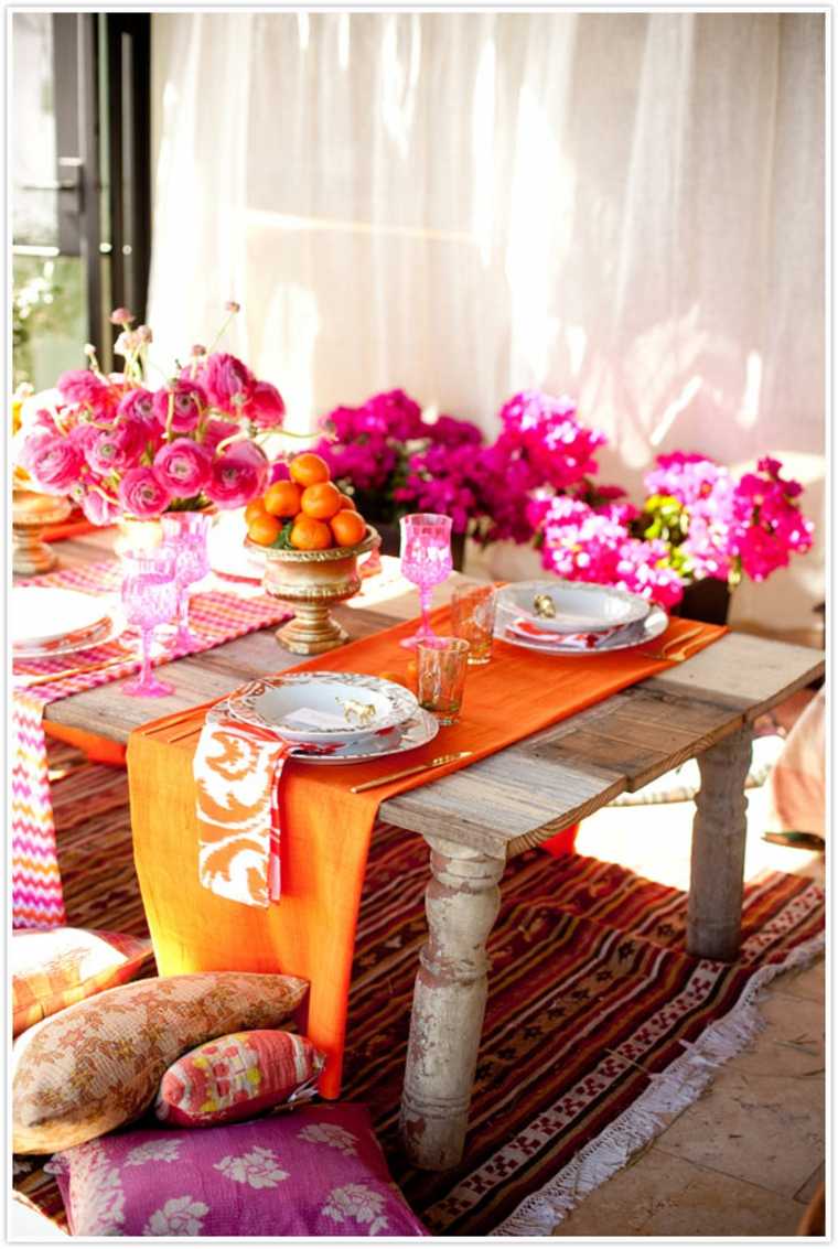 table de fête idée déco fleurs bouquet orange table basse en bois coussin tapis de sol 