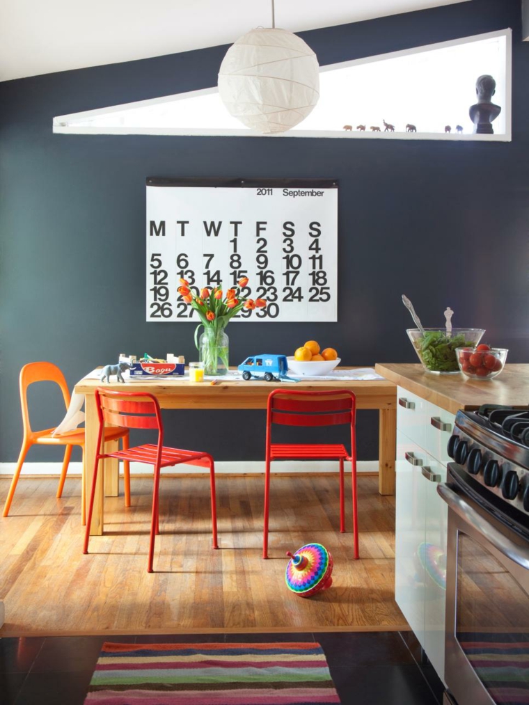 idée cuisine couleur luminaire suspendu blanc table à manger bois chaise rouge tapis de sol