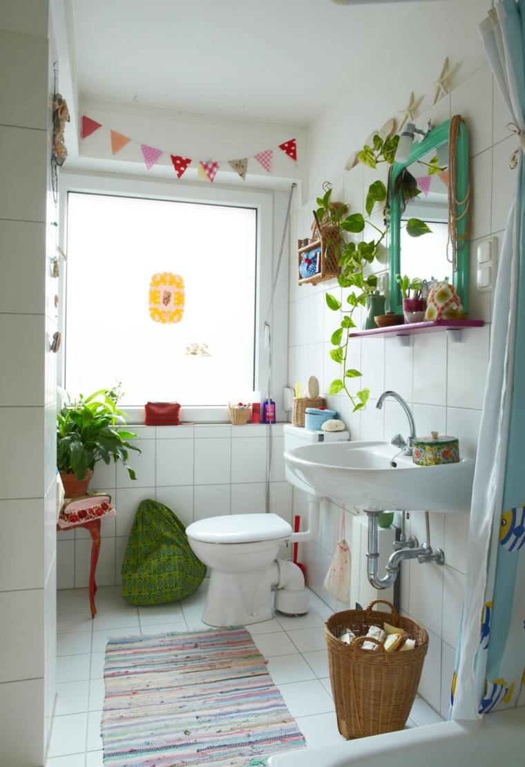 toilettes idée déco végétation miroir cadre bois tapis de sol guirlande 