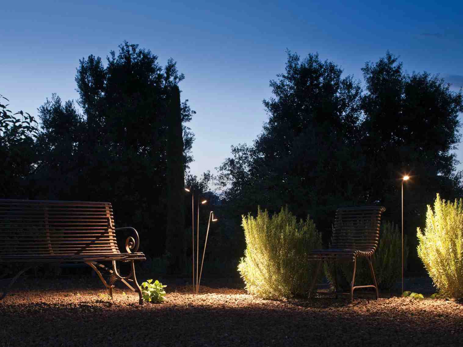 idée éclairage jardin extérieur lampe design chaise 