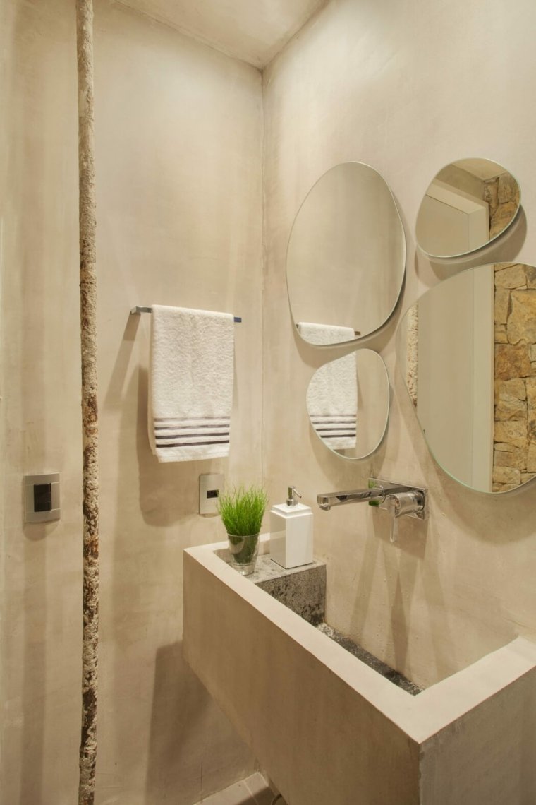 aménager salle de bain moderne beige déco plante miroir mural 